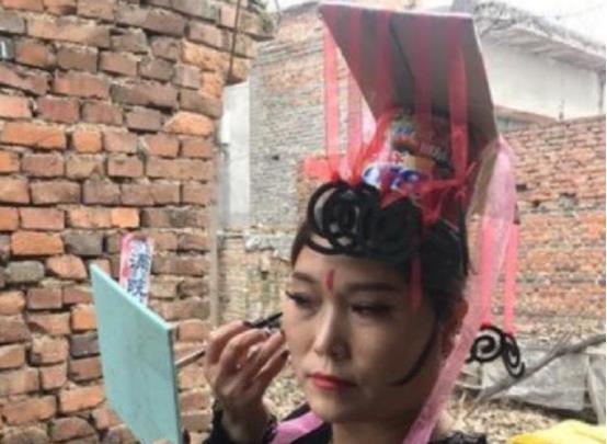 死刑犯 河南一女子模仿武则天:泡面当王冠,麻袋做龙袍,23家公司求签约
