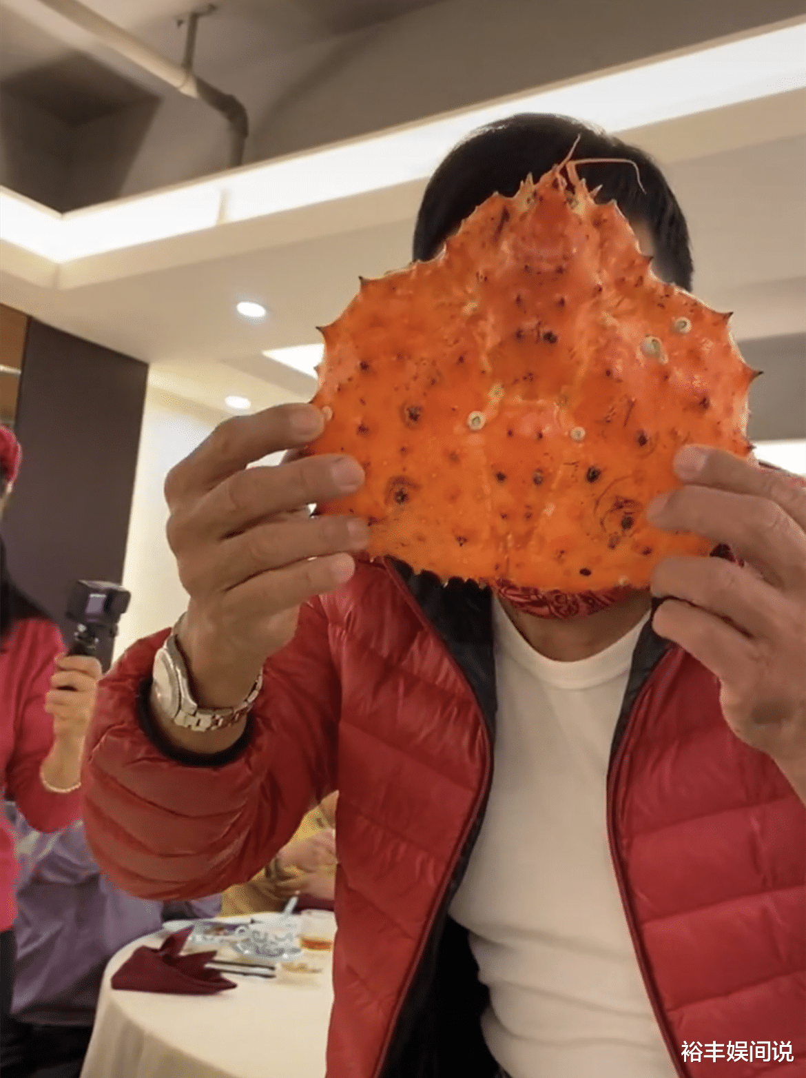 李龙基|一众TVB老戏骨聚餐吃帝王蟹，李龙基满头白发，鲁振顺打扮超时尚