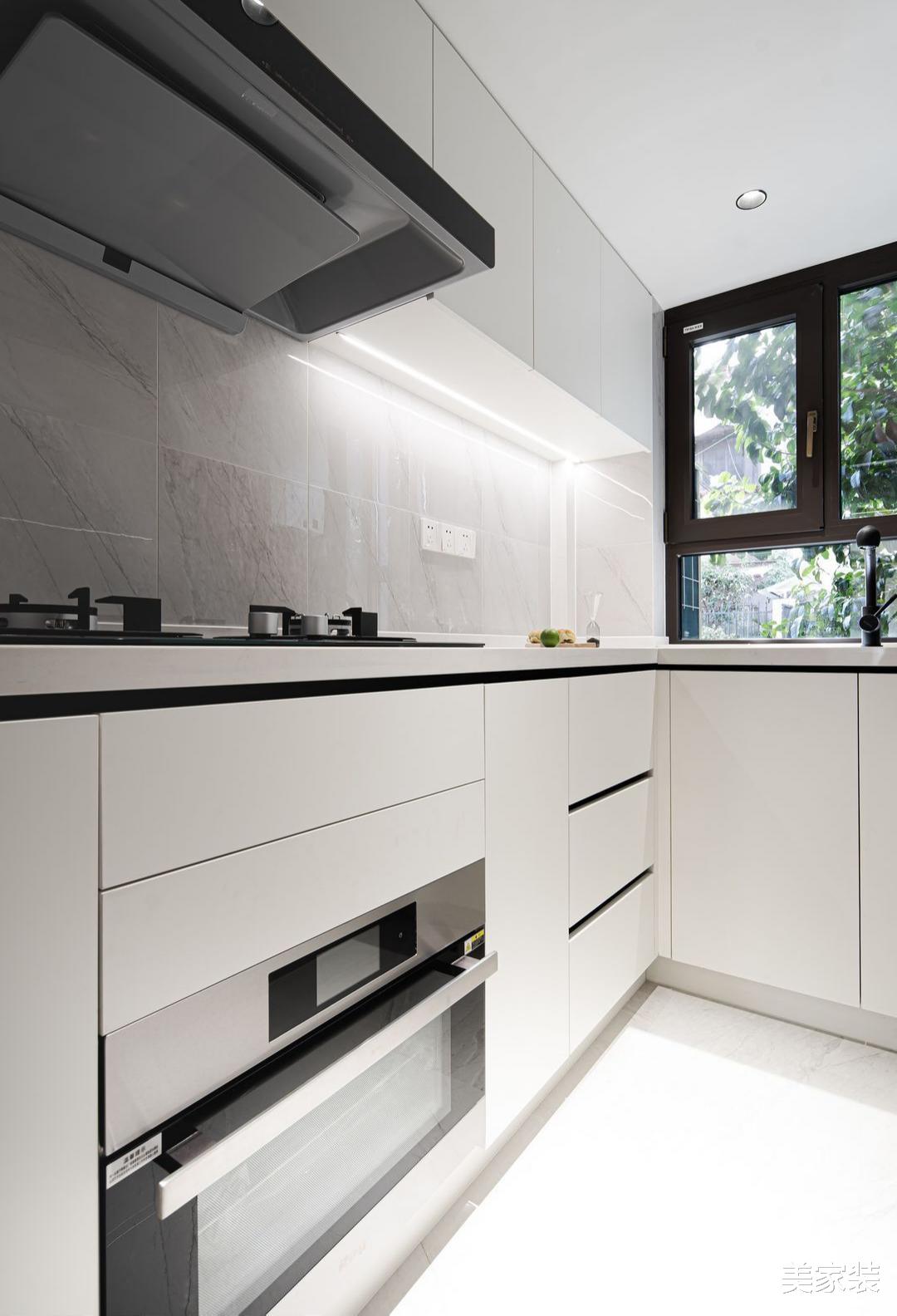 46平米的小空间，采用光影的设计，让本来黑暗的空间变得通透