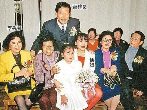 万梓良|万梓良:跟前妻矛盾无法调和,再婚把小妻子当成宝,让岳父母安心