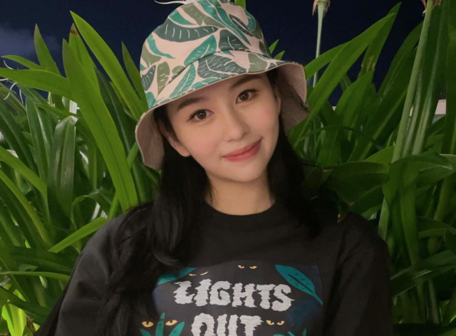 沈月|邱淑贞大女为妹妹庆生，17岁沈日颜值普通更像爸，与沈月风格不同