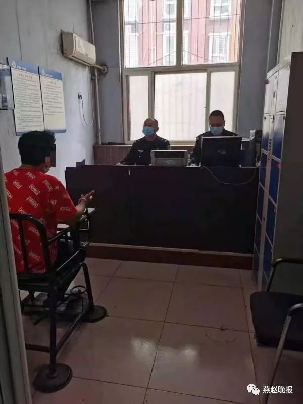 石家庄日报客户端 男子尾随路人扒窃手机 巡逻民警巧抓现行速擒贼