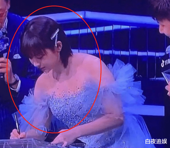 刘海|杨紫亮相品质盛典，瘦身后肩颈线美上热搜，谁看了不叫一声绝