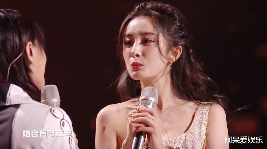 杨幂|2022跨年晚会红黑榜：杨幂飞吻成经典，顶流唱歌跑调带偏专业歌手
