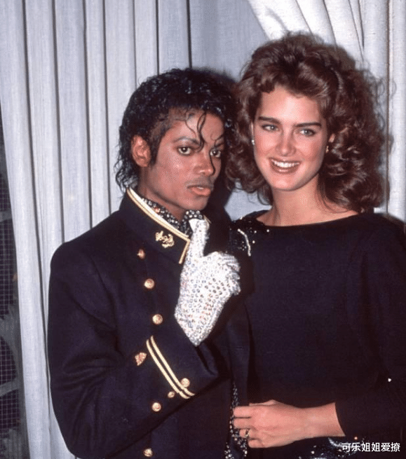 迈克尔·杰克逊|迈克尔杰克逊儿女已长大，儿子帅气打扮如父亲一样，女儿亭亭玉立