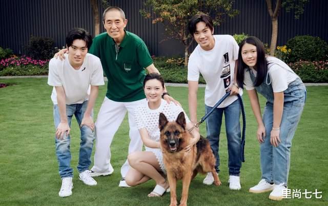 张艺谋|张艺谋一家五口过七夕，长子撞脸常远次子最帅，幼女大小脸太明显