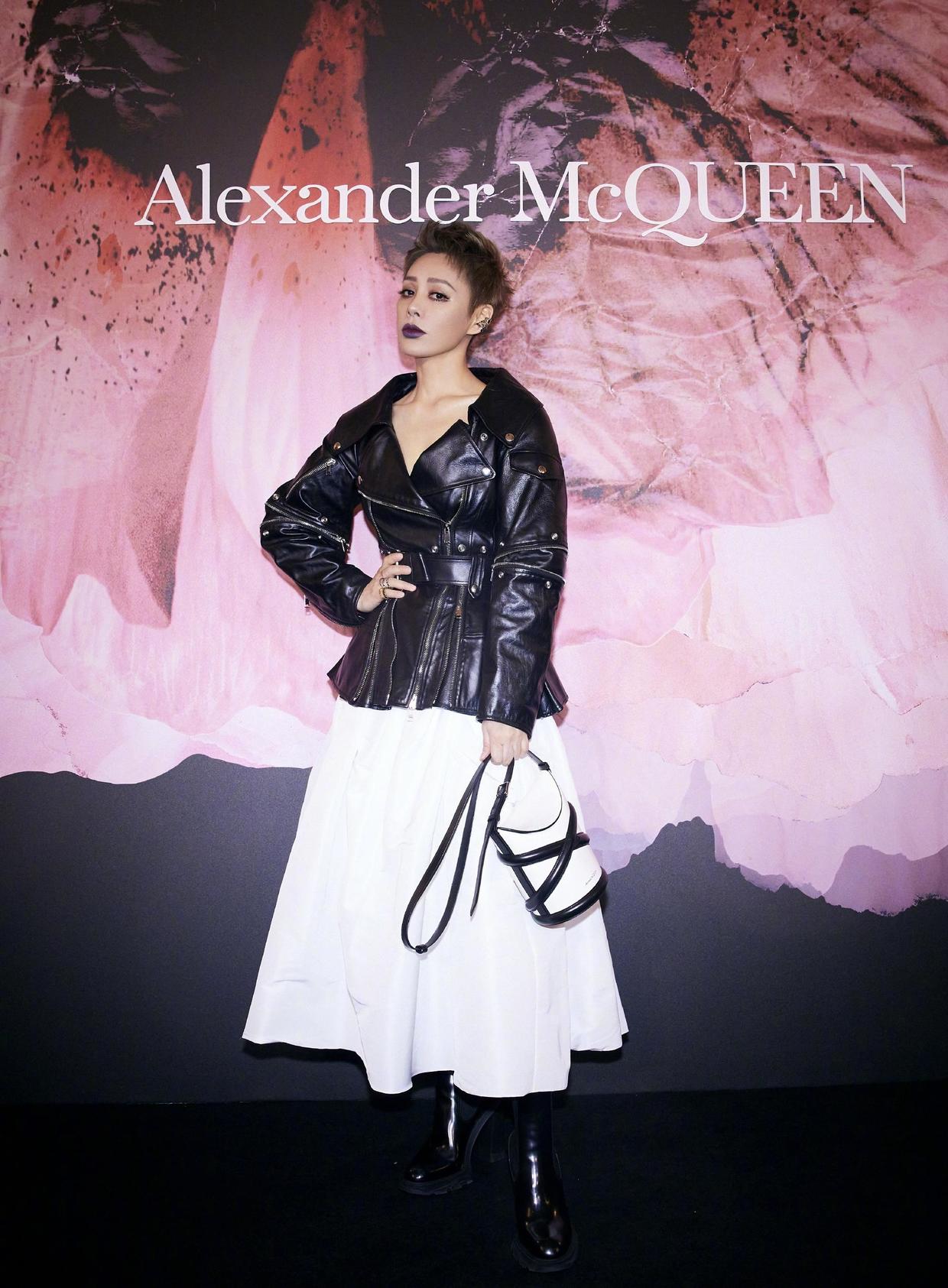 穿衣搭配 宁静真不肯服老,穿皮衣配半身裙,愣是穿出二十多岁的既视感