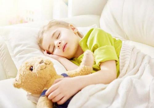 婴幼儿常识|国药育儿知识：都知道要保证宝宝每天的充足睡眠，可宝宝每天睡多久最合适呢?