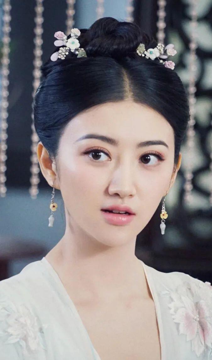 古力娜扎|6位颜值下降的明星，娜扎鼻子看不见鼻孔，古天乐内双变大双眼皮