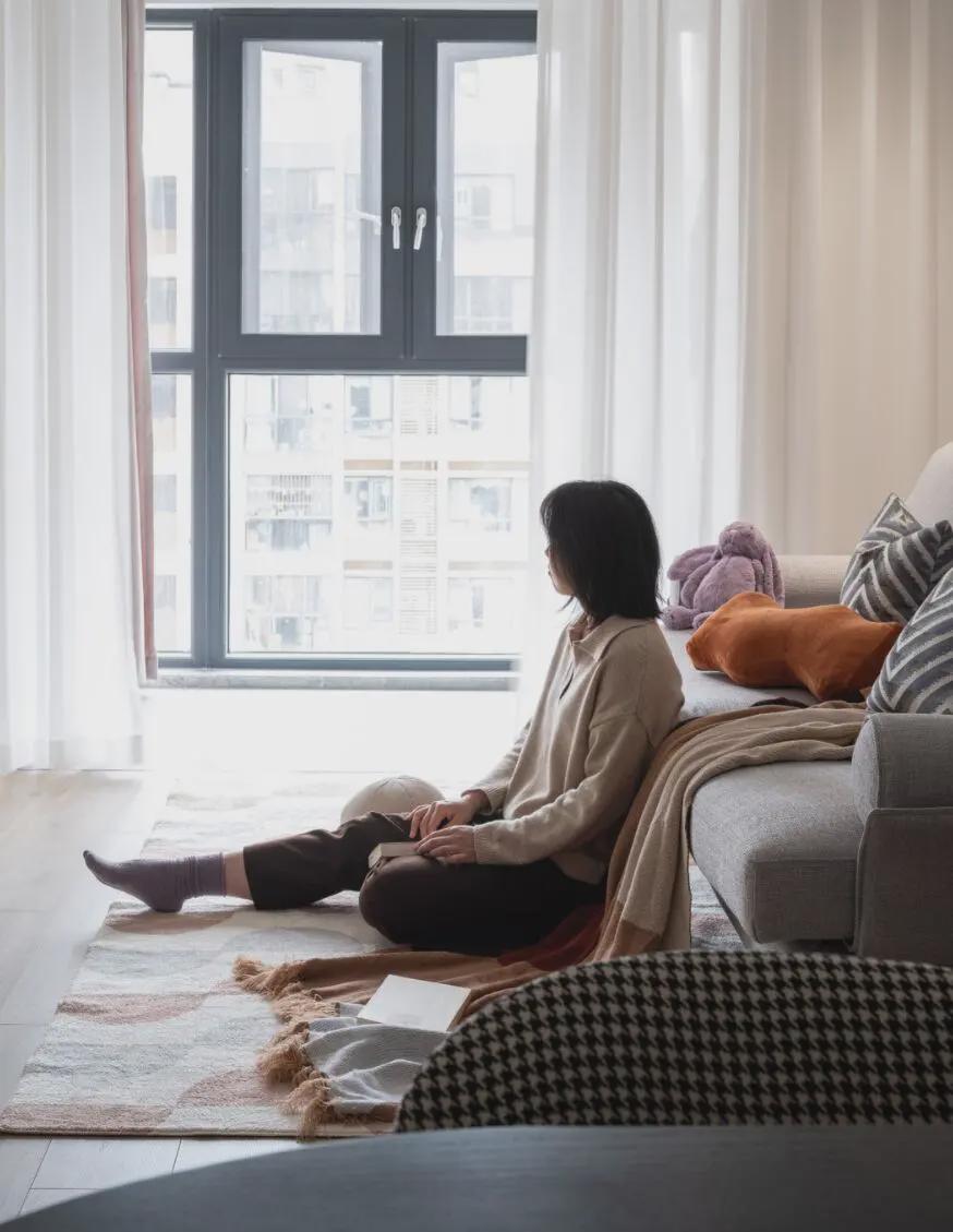 难怪越来越多人不要茶几,看了她80㎡新家,氛围真让人羡慕