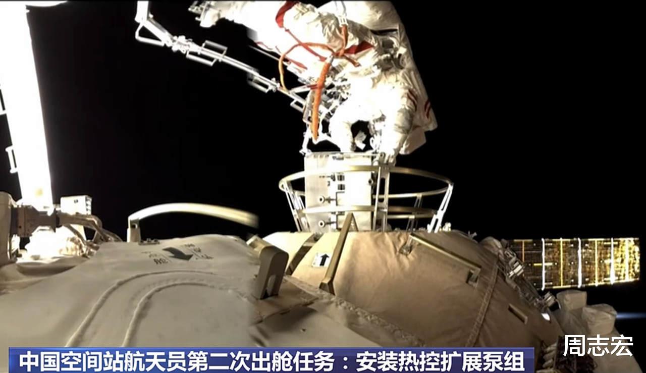  神舟十二航天员出舱给空间站装空调，比美国的小12倍，牛在哪？