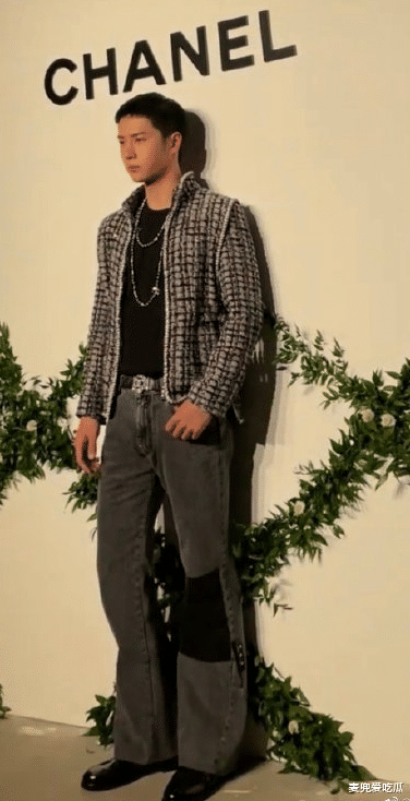 王一博|王一博活动照遭群嘲？身材臃肿像壮汉，颜值坍塌被指土肥圆？