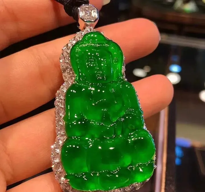 潍坊|满色帝王绿少见吗?帝王绿翡翠到底长啥样?