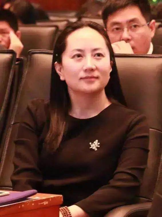 孟晚舟|孟晚舟“霸气出庭”照太惊艳！换黑长直新发型，白到发光更显气质