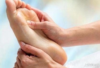 肝脏|女子脚干裂就医，却查出肝癌晚期！常吃这种蔬菜，等同于“自残”