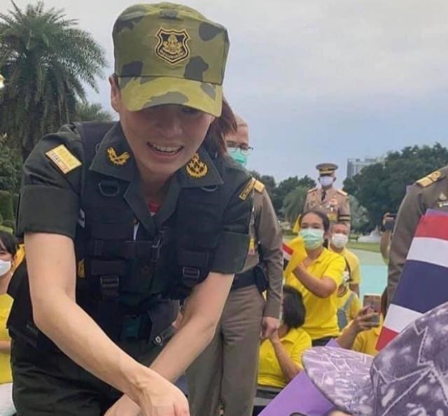 苏提达|苏提达争宠晒出戎装照，意外曝光真实颜值，强颜欢笑让人不忍直视