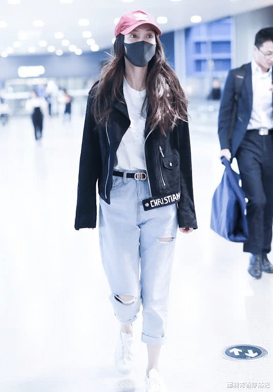 墨羽青春穿搭记|讲真，baby真适合做回老本行，条纹背心配红裙拍写真，青春又靓丽