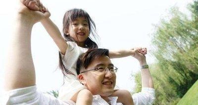 女儿趴在父亲身上打闹,母亲看后却暴跳如雷,网友直呼:越界了