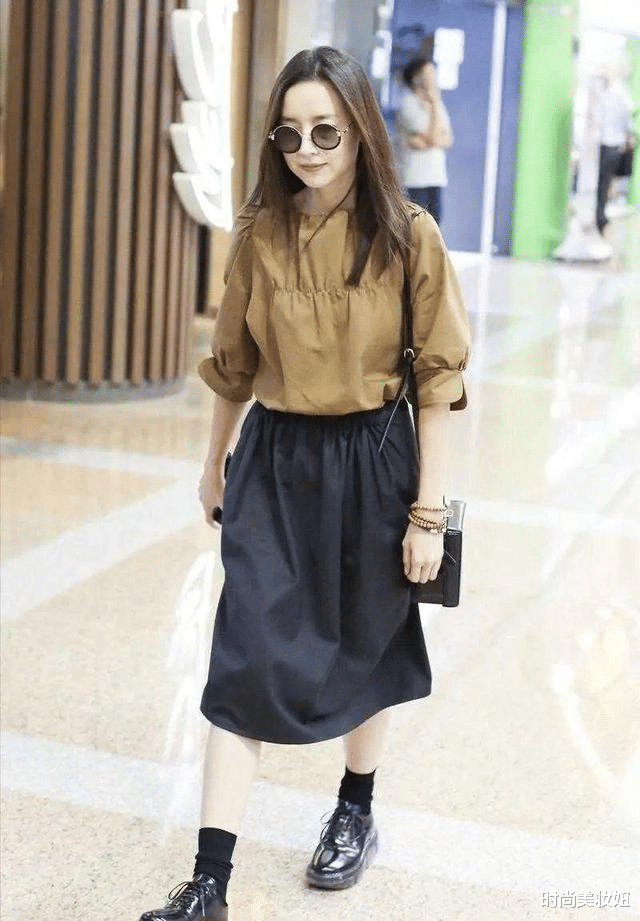 时尚美妆妞 董洁越来越有“高级感”，露脐西装配半身裙，穿出超模范