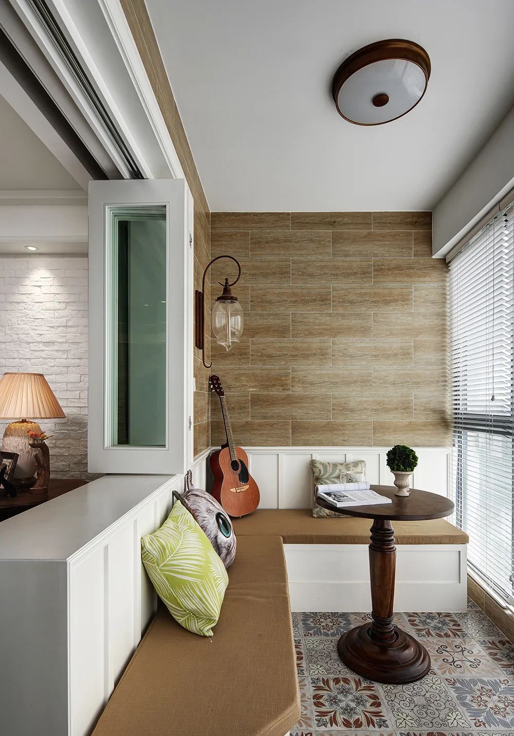 户型面积小,餐厅打个卡座做收纳,上有吊柜下有卡座,1㎡都是宝