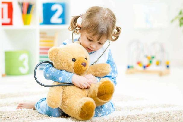 西红柿妈妈|外国2岁男宝因一只小黄鸭差点“失去光明”:儿童用品隐患要警惕