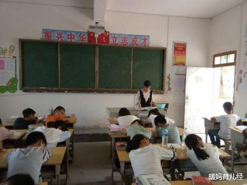 暖妈育儿经|小学生进店吃饭却“偶遇老师”，吓得转身就跑，店铺老板哭笑不得