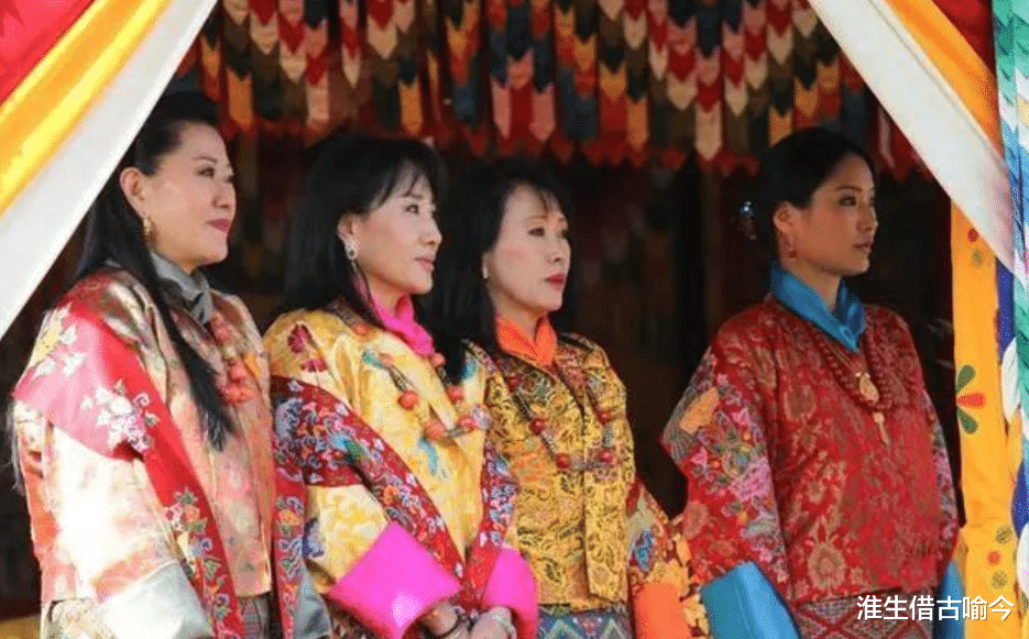 直发|不丹王后不梳直发,把头发盘起更迷人,被粉嫩娇羞的小姑子抢风头