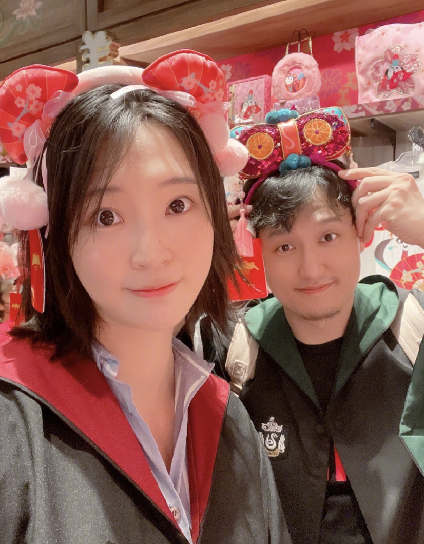 |惠若琪分享温馨全家福，为女儿庆祝百日，夫妻俩大方接吻甜蜜放闪