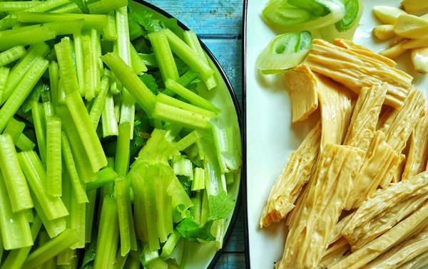 西芹|脂肪害怕遇见“它”,切一切,炒一炒,轻松刮油,比肉都香