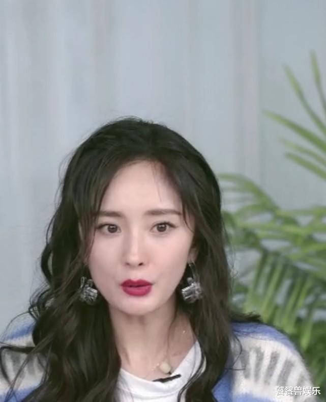 杨幂|杨幂直播秀美腿，85花已褪去少女感，活动状态却有不一样韵味