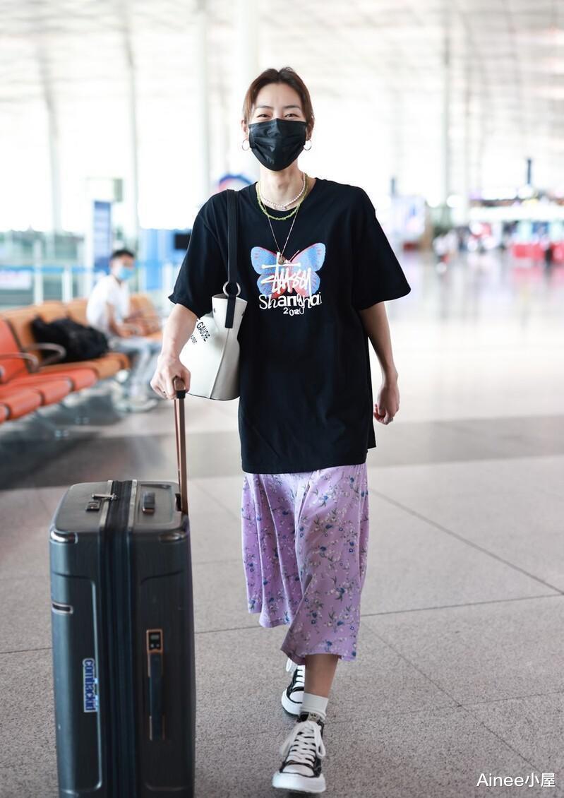 Ainee小屋|刘雯仗着是模特穿衣真任性,长款T恤搭及踝印花裙,一般人不敢试