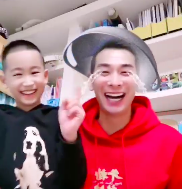 赵文卓|赵文卓儿子长大了！和爸同框似复制粘贴，从小练武9岁就功夫了得