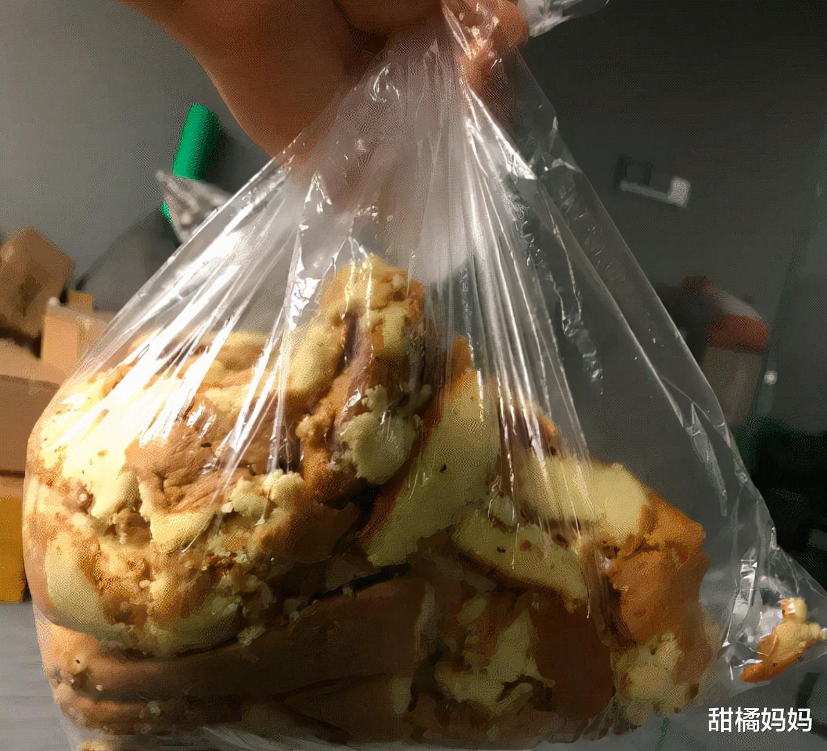 甜橘妈妈|二胎宝妈给宝宝买蛋糕“边角料”，遭到网友无情吐槽：孩子真可怜