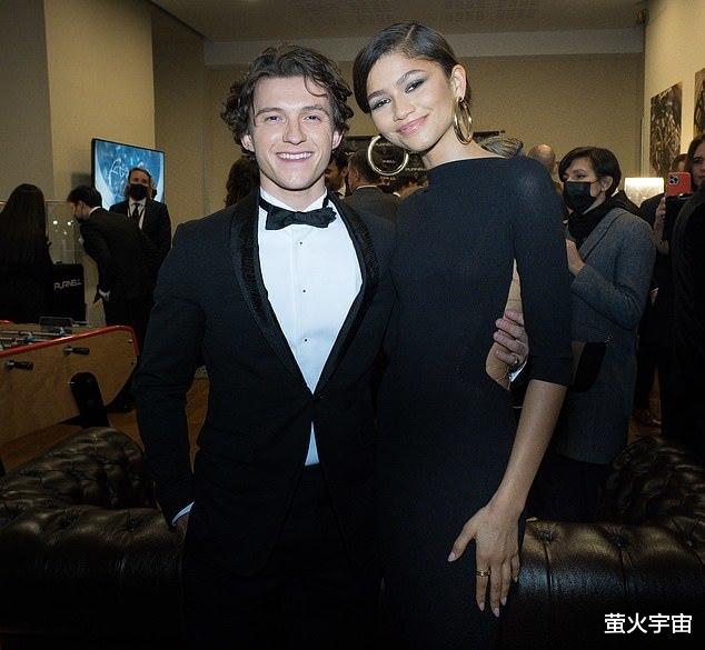 赞达亚|蜘蛛侠荷兰弟搂住曼妙女友，笑得灿烂，惊艳于赞达亚的“脊椎”