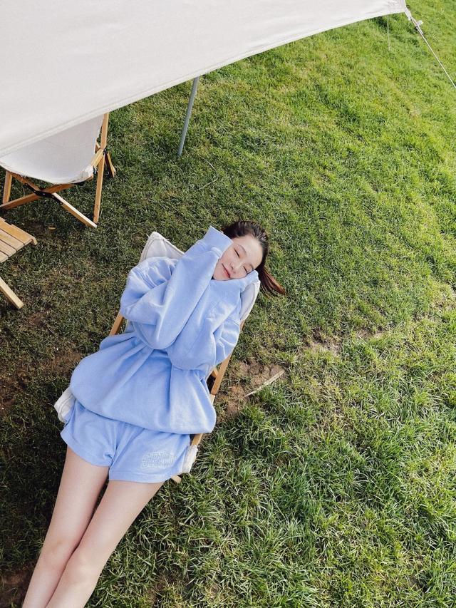 安吉丽娜·朱莉|李沁田野晒自拍，穿卫衣短裤打扮似邻家女孩，长腿真是优越