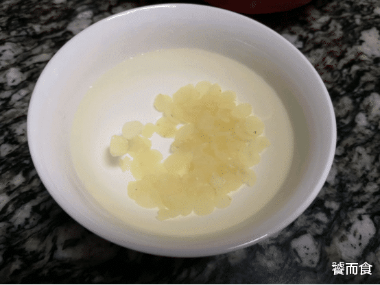 穿衣搭配 好吃可口的桃胶皂角米羹，有美容养颜的功效，做法简单易学