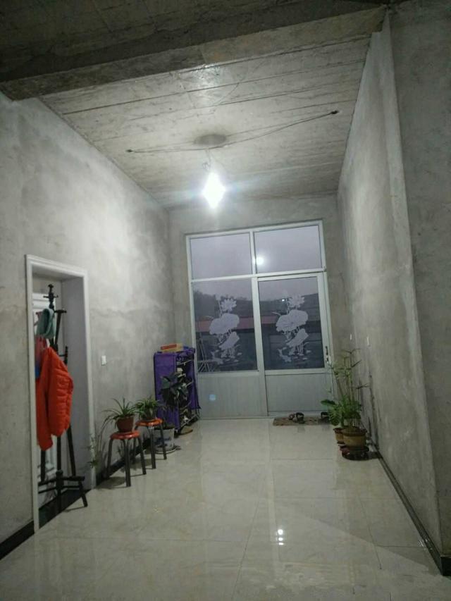 摩天大楼|农村堂哥死要面子，新房外表富丽堂皇，一家人却住着毛坯房