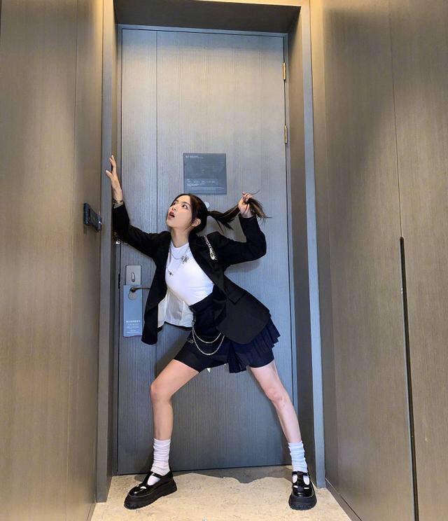 杨超越|杨超越学院风造型，扎可爱双马尾穿日系jk裙，迈开腿的那刻无敌撩