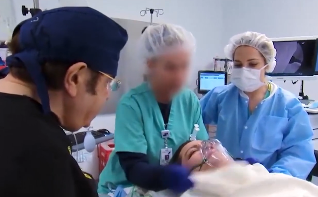 医生 真实纪录片:美国夫妻体重加起来1100斤!做切胃手术突然心跳停止