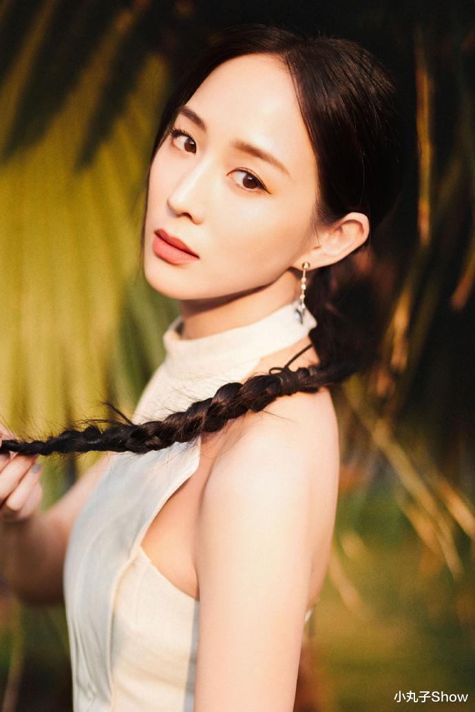 张钧甯|39岁张钧甯状态越来越好，挂脖连衣裙大秀美肩，说闽南话好可爱