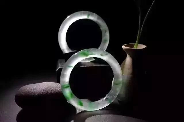翡翠手镯|为何2万的翡翠手镯,有人说值3万,有人却说只值3千?