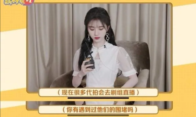 张含韵|女星被十几个男子围在路边拍裙底，女星哀求道：求求你们不要蹲下