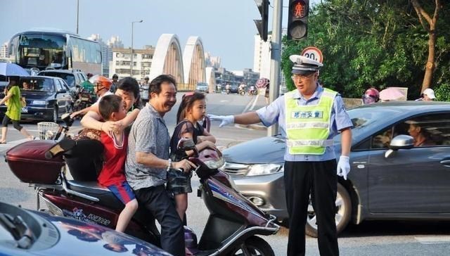 奶豆说育儿|孩子不准乘坐，电动车“新规”上线！刚习惯戴头盔的你准备好了吗