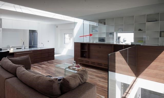 这个装修想法很有创意,入户用大理石隔断做端景墙,也能多个书房