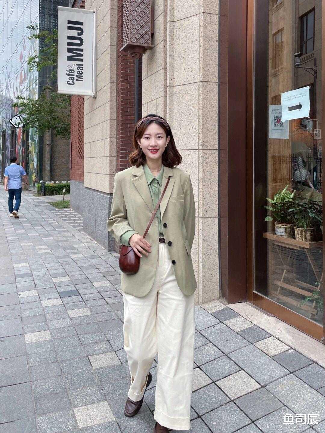 鱼司辰|话说，墨绿色西装搭配白色烟管裤真的美！今年流行这样穿，超好看