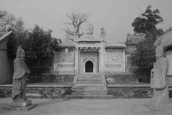 李莲英|北京发掘太监李莲英墓穴，废了三把铁锤打开后，让专家冷汗直冒