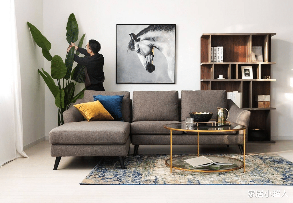 小户型也不能忽视家具，柔软舒适的双人沙发，让二人世界更温馨