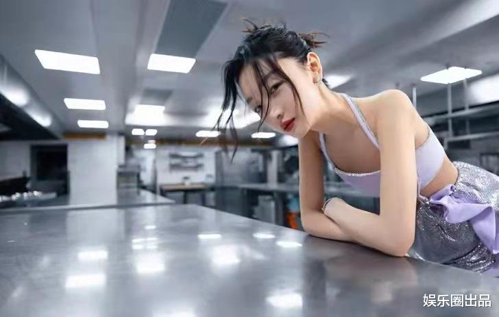 周冬雨|周冬雨穿低领装拍大片，弯腰幅度太大引起热议，被质疑打擦边球