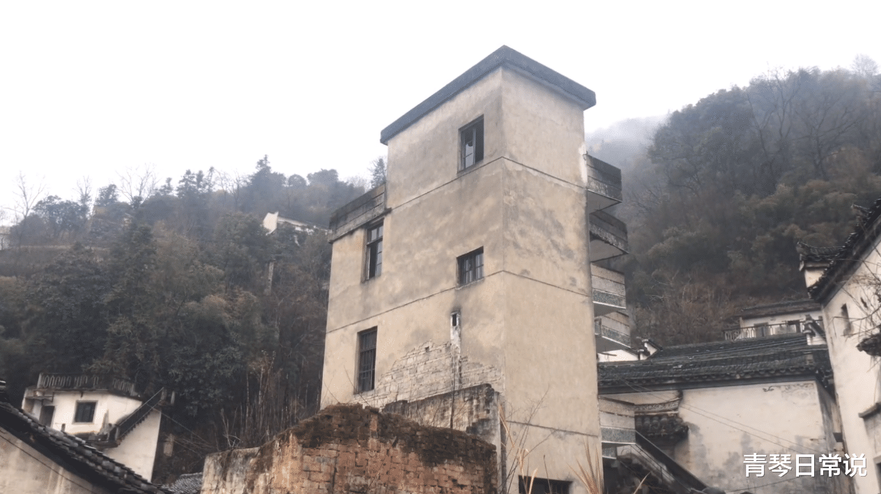 青琴日常说 安徽一个曾有上千人生活的村子，十年里只余一两人，全因后面的山