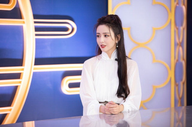 成毅|佟丽娅离婚后就大变！重登央视舞台站C位底气十足，穿国风造型美爆